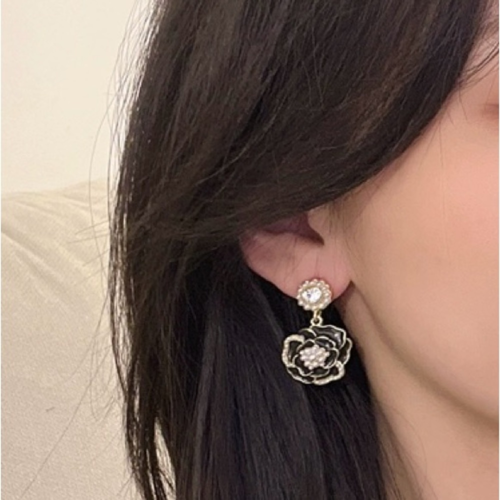 ๐5/$20 New floral earrings, silver needle - Picture 3 of 4